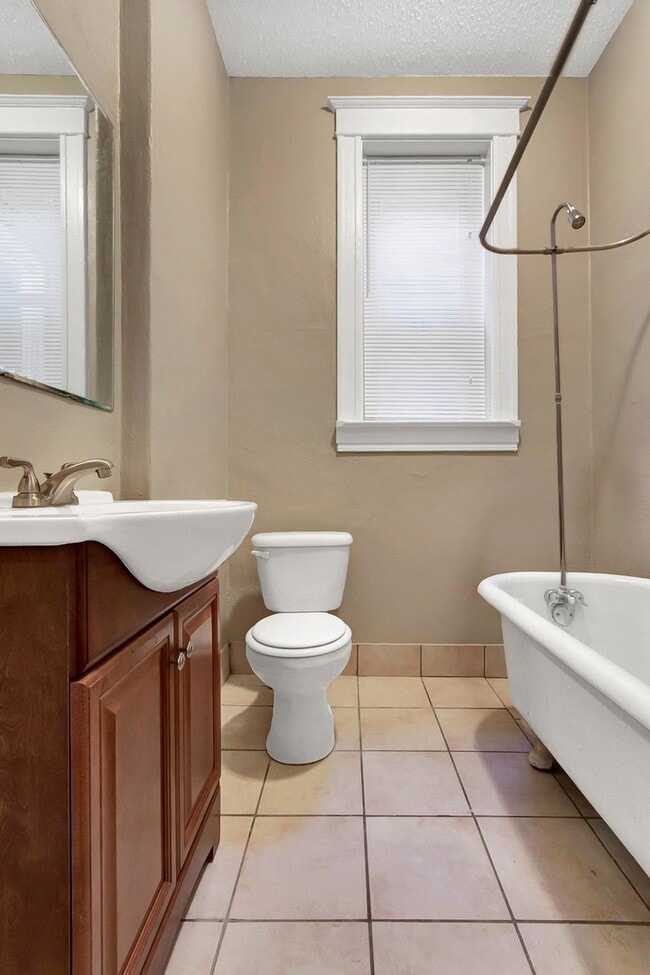 Building Photo - Hawtie w/ a Bawdie (big walk-in closet to die for)