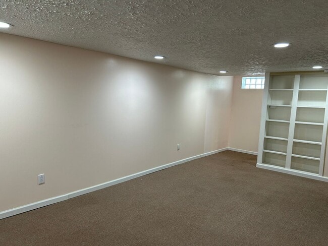 Building Photo - Spacious Colonial For Rent in Lyndhurst