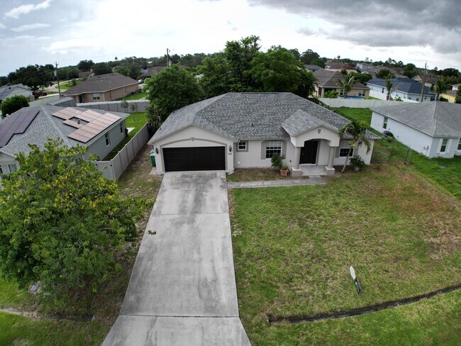 Building Photo - 548 SW Undallo Rd