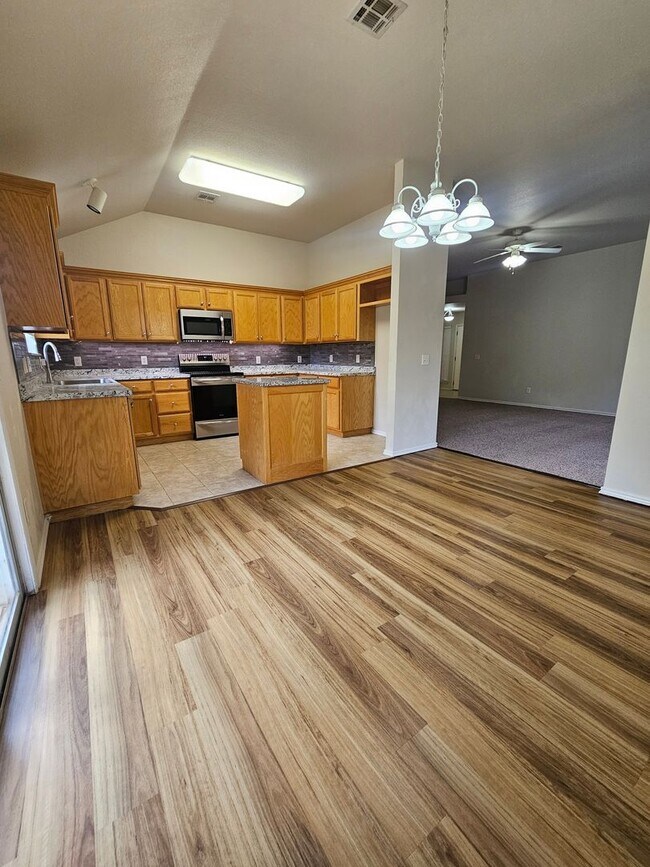 Building Photo - REDUCED! (3) Bed/(2) Bath In NE Norman Ava...