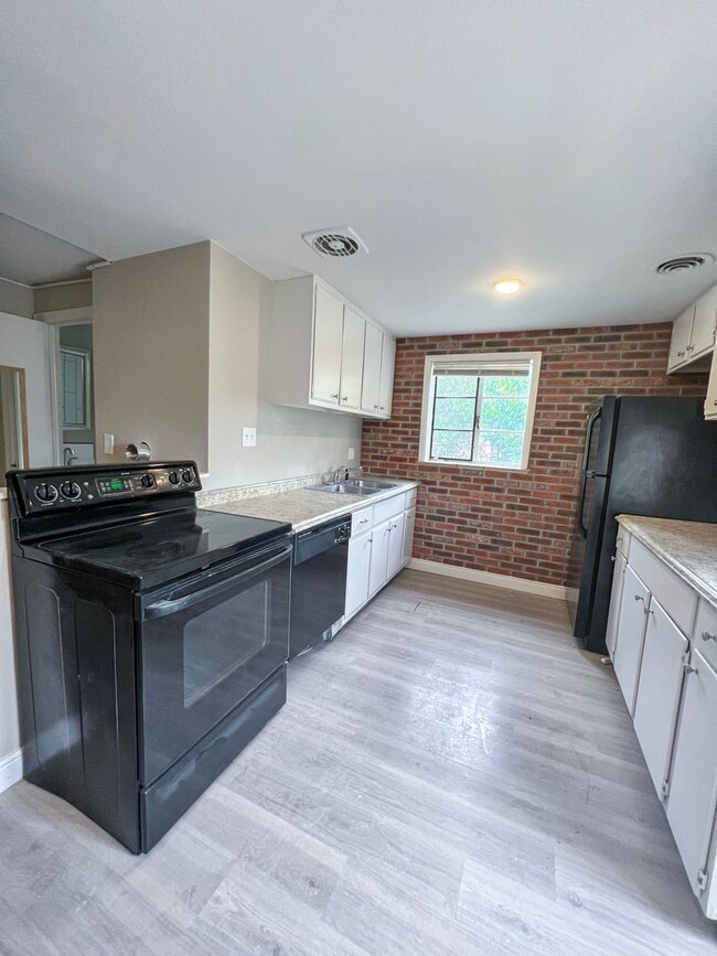 Building Photo - 905 E 16th St