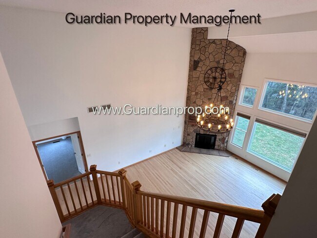 Building Photo - Minnetonka Home, 3 Car Garage, Large Primary, Updated Kitchen, Patio