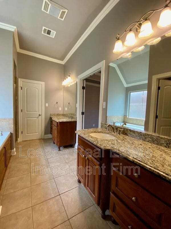 Building Photo - 703 Fox Den