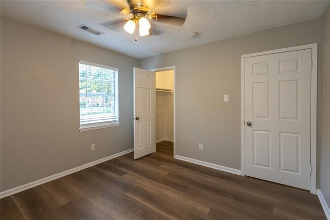 Building Photo - 4620 Glen Oaks Cir