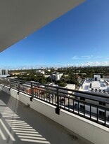 Building Photo - 1541 Van Buren St