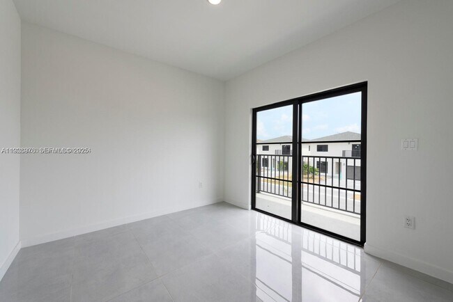 Building Photo - 1327 NW 2nd Ln