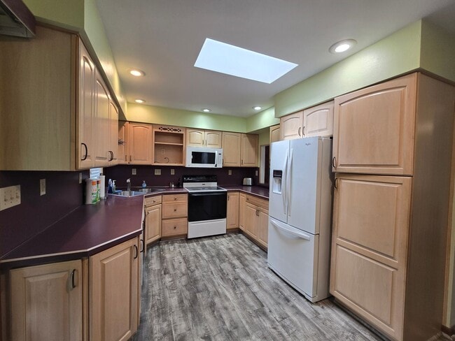 Building Photo - Beautiful Split Entry - 3 Bedroom 2 Bathro...