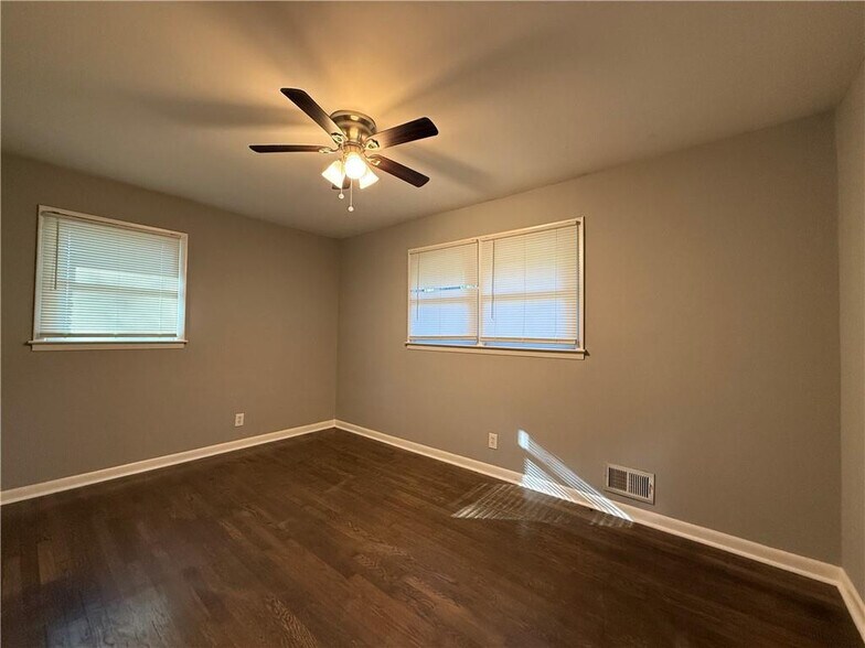 Building Photo - Room in House on Carolyn Dr SW