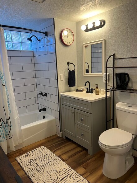 Building Photo - 616 W Mulberry St