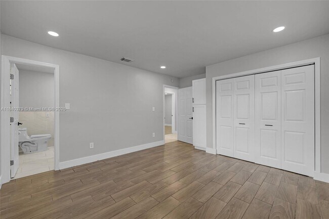 Building Photo - 2224 Plunkett St