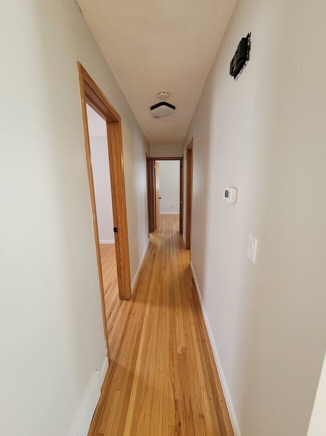 Building Photo - Renovated Upper Level Duplex - Armatage Neighborhood