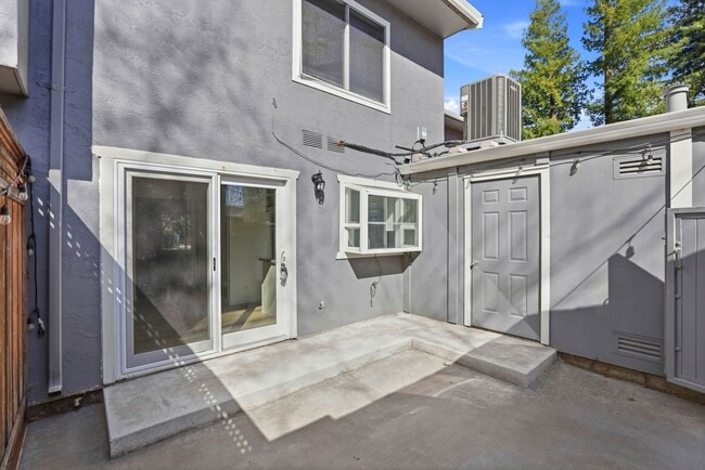 Building Photo - Freshly Renovated Single-Family Townhouse for Rent