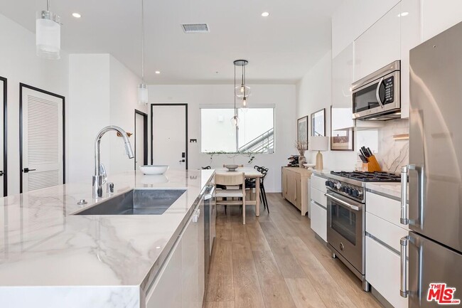 Building Photo - 957 Figueroa Terrace