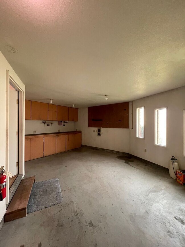 Building Photo - 302 N Crestview Dr