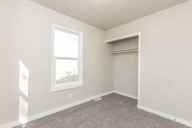 Building Photo - 2-Bedroom, 1-Bathroom Home for Rent