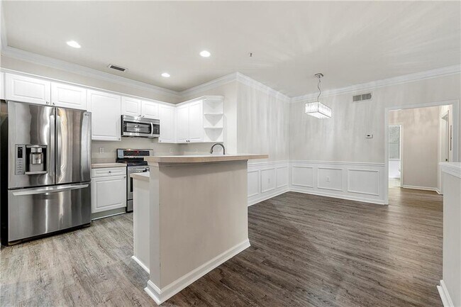 Building Photo - 2400 Cumberland Pkwy SE