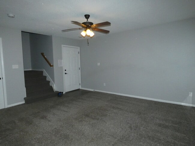 Building Photo - Beautiful Town Home!