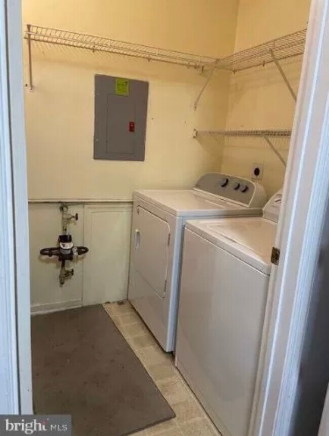 Building Photo - 15 Neville Ct