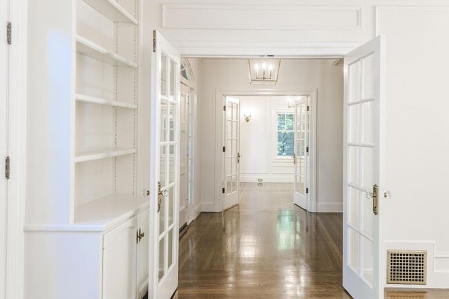 Building Photo - 719 W Poplar Ave