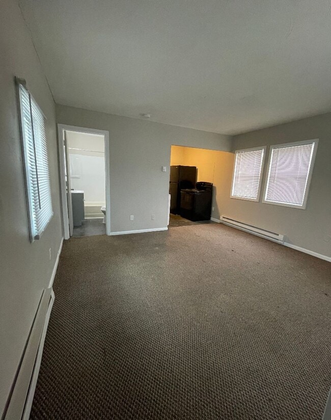 Building Photo - Studio Cottage For Rent ON W Erie - Huge Y...