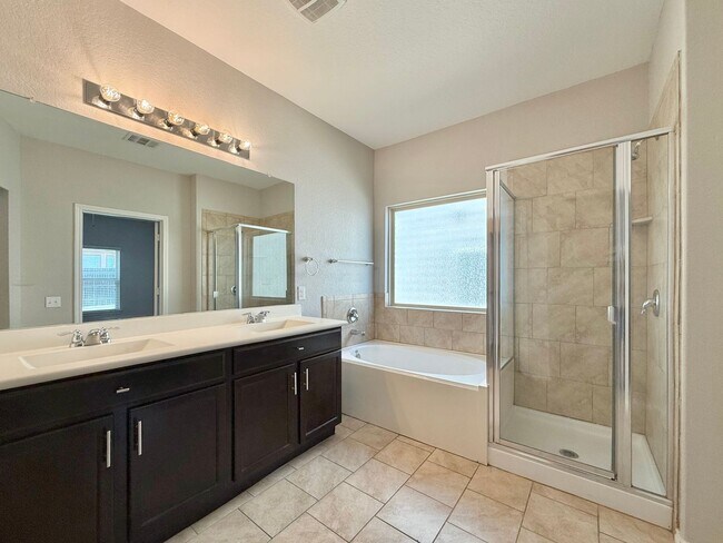Building Photo - Northeast Crossing Neighborhood. Close to ...