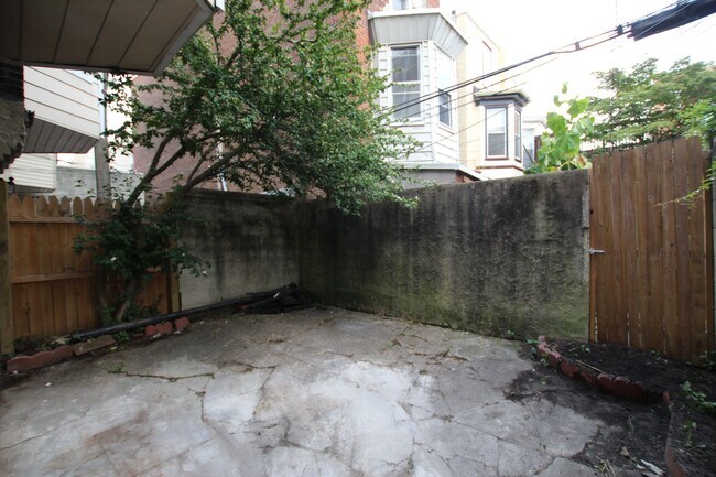 Building Photo - Beautiful newly renovated 2 bedroom in fai...