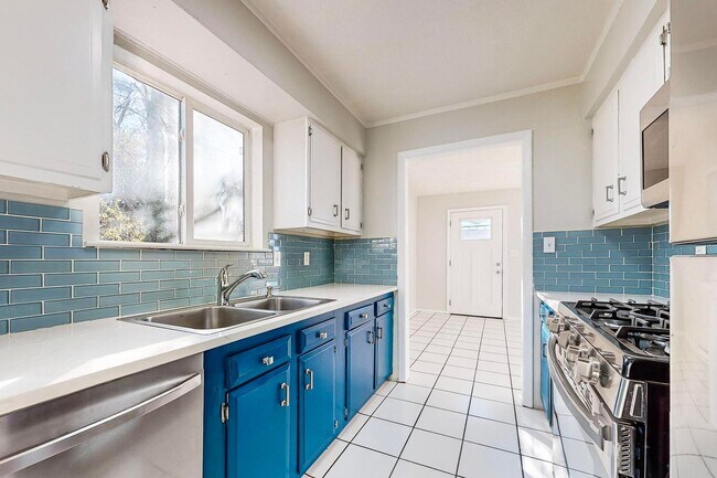 Building Photo - NE Heights - Large 2 Bedroom Apartment with Garage