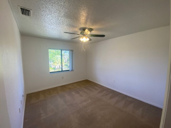 Building Photo - 4008 Oakview Dr