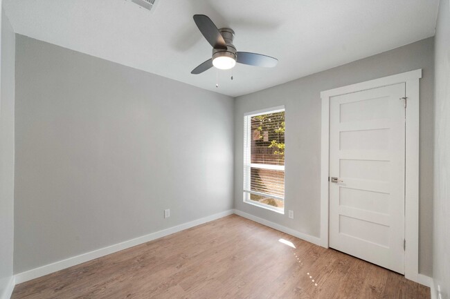 Building Photo - Modern 2 Bed, 2 Bath Multiplex in Austin, ...