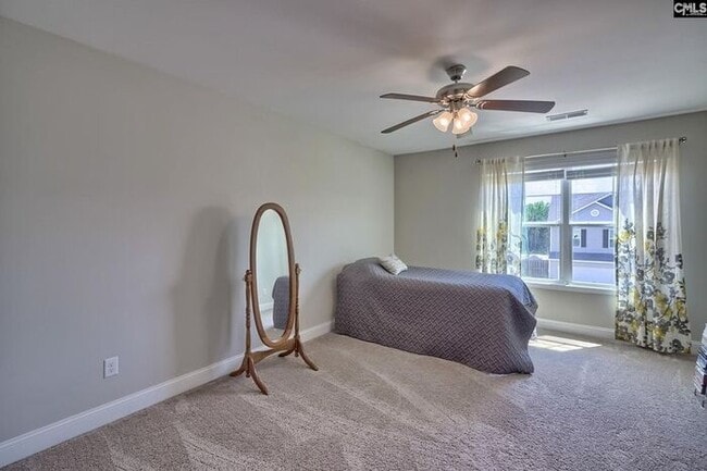 Building Photo - Spacious home for big families