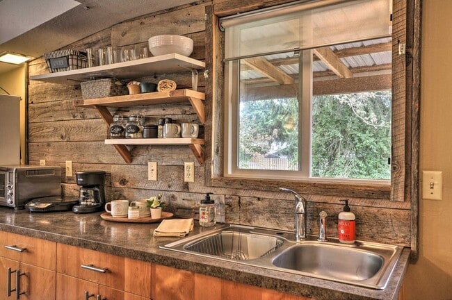 Building Photo - 11352 NE Fargo St