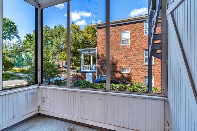 Building Photo - Updated Condo 3 Blocks from Metro
