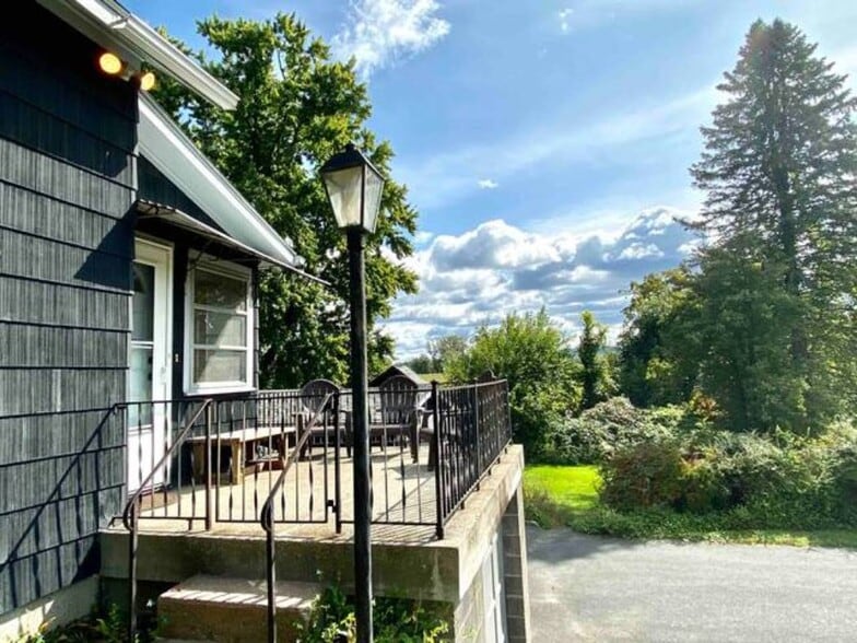 Building Photo - 319 Bridge St