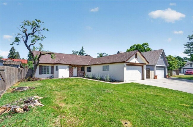 Building Photo - Nicely Remodeled North Fresno 3/2