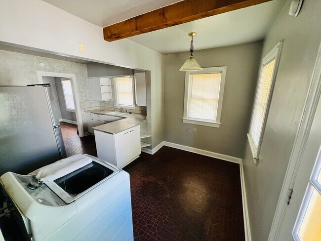 Building Photo - Nice 3 Bedroom 1 Bathroom Home With Detach...