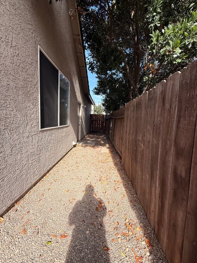 Building Photo - Single story home in Salida!