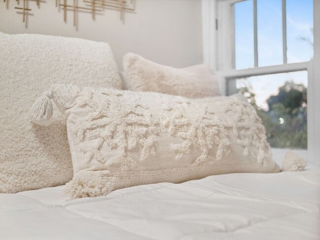 Building Photo - Boho Chic Loft (Furnished)