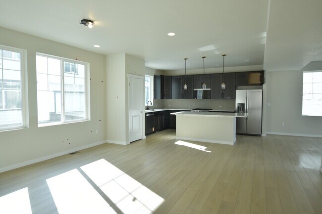 Building Photo - 10208 Spry St