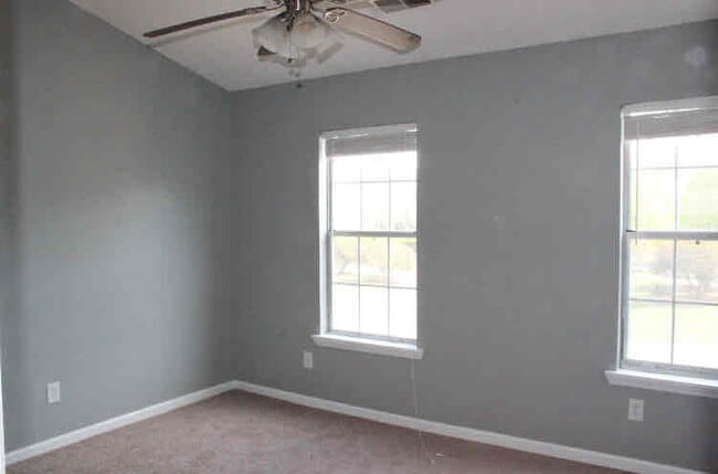 Building Photo - 8259 Golf Ridge Dr