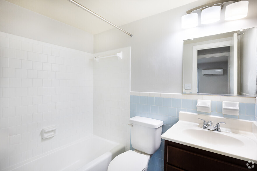 1BR, 1BA - 500SF - Bathroom - Dove Landing Apartments