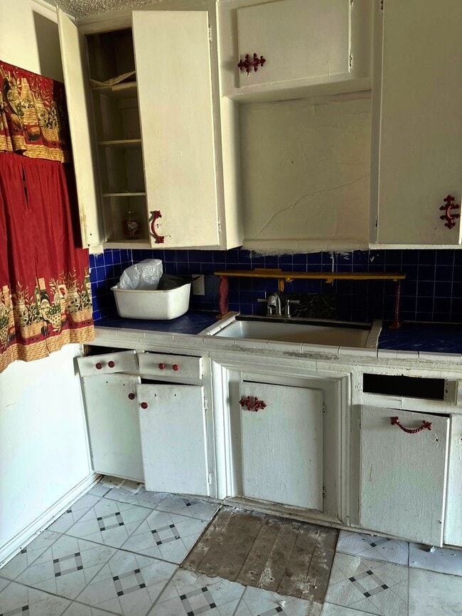 Building Photo - 2Bed 1Bath NE-side Make Ready Home