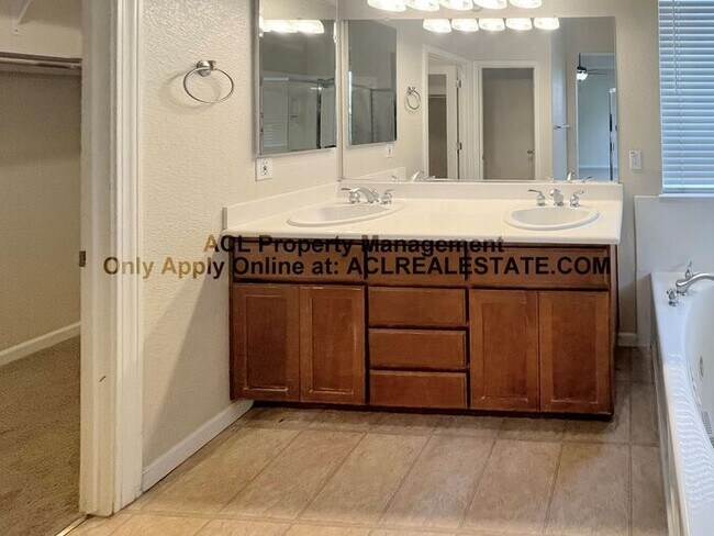 Building Photo - Stunning One Story Brentwood Home In Quite Culdesac