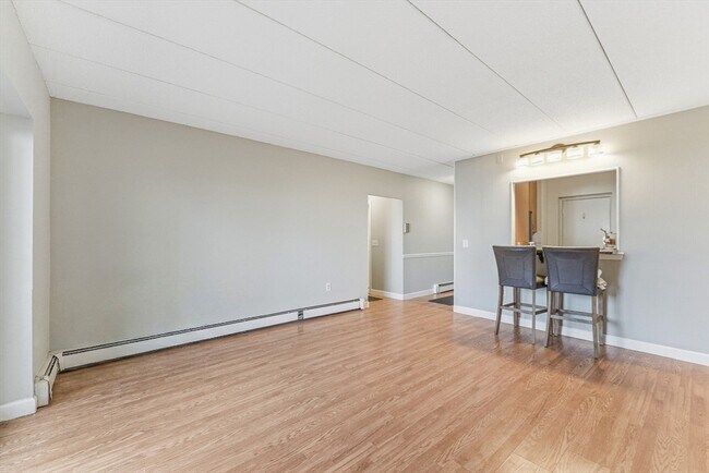 Building Photo - 1011 Main St