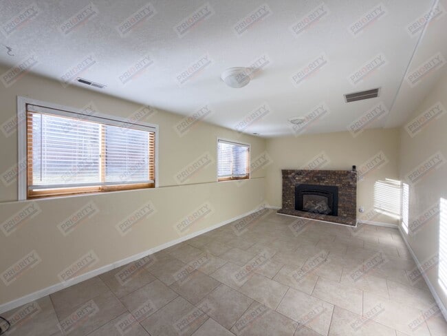 Building Photo - 3 bedroom, 2.5 bath Single-Family Home