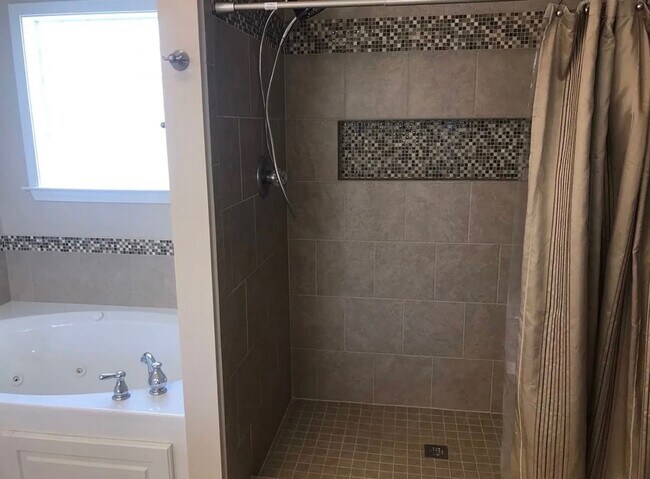 Building Photo - Charming 3/2 furnished home on quiet street