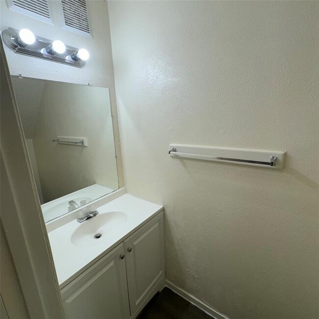 Building Photo - 6901 Wentworth Dr