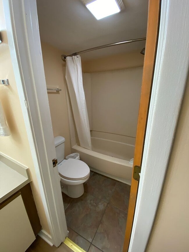 Building Photo - Beautiful 1BR/1BA Studio Condo Utilities I...