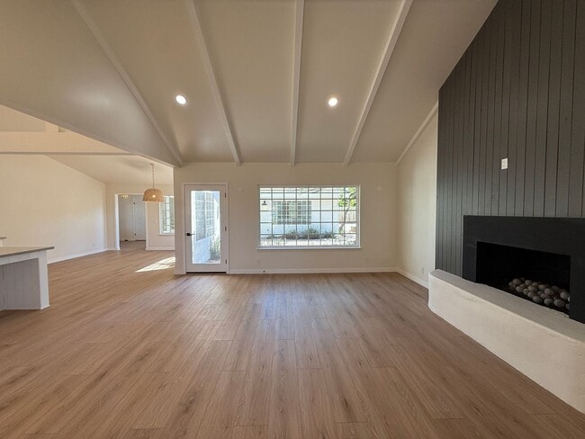 Building Photo - Beautifully Updated Single Story Custom Ho...