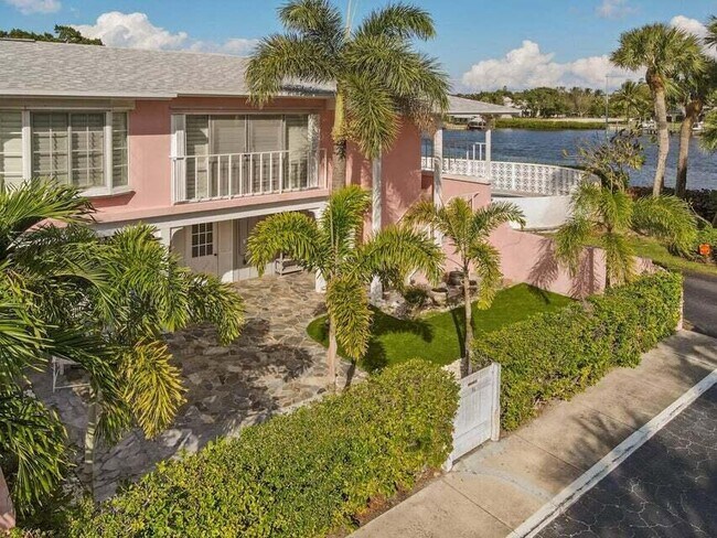 Building Photo - 475 Tequesta Dr