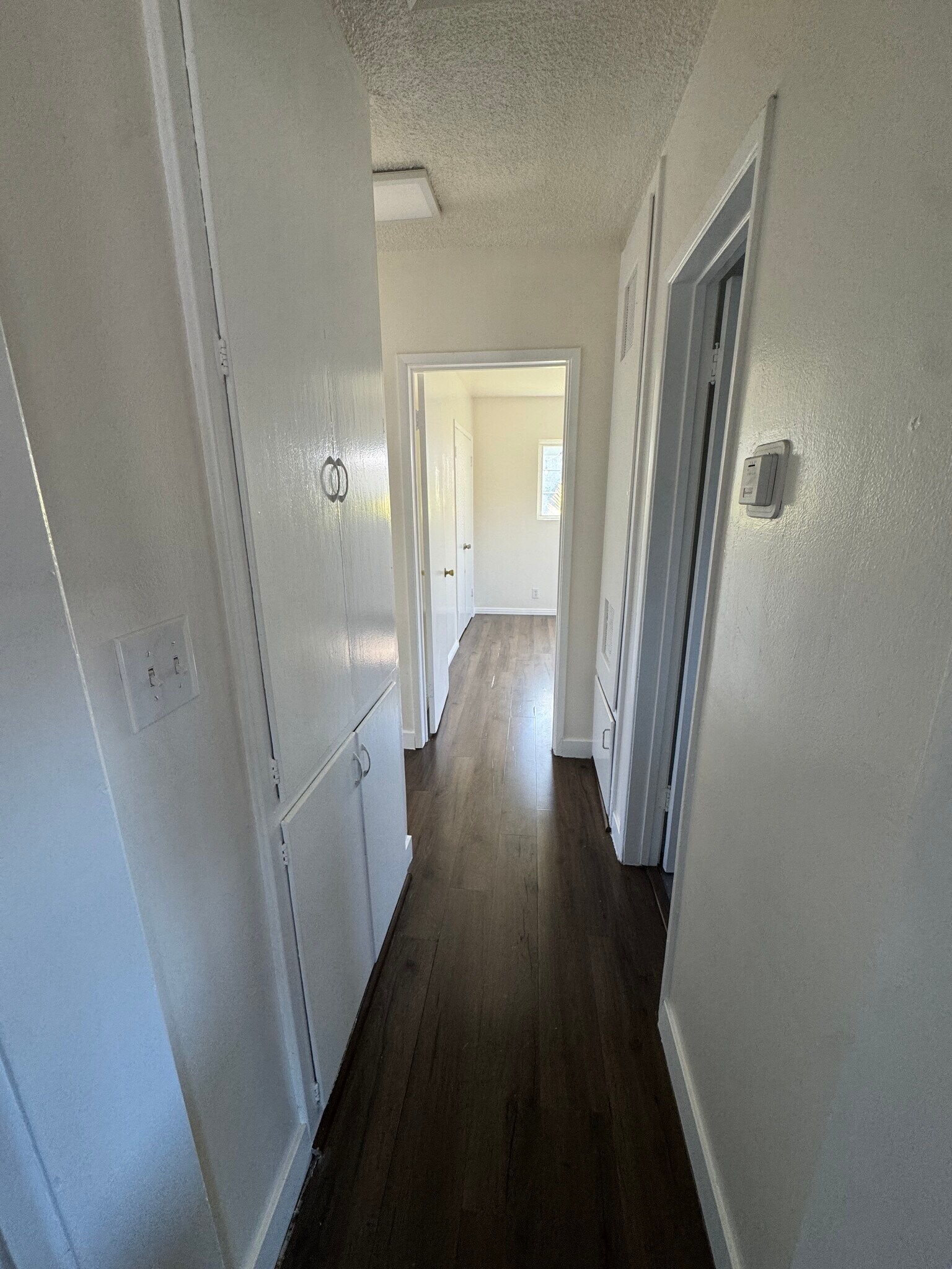 Building Photo - 833 W Walnut Ave